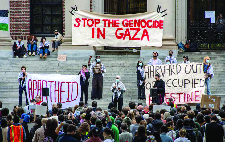 Biểu tình ủng hộ Palestine trước khuôn viên Đại học Harvard, Mỹ. Ảnh: Getty