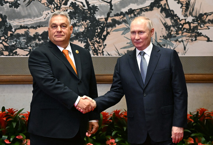 Thủ tướng Hungary Viktor Orban (trái) gặp Tổng thống Nga Vladimir Putin ở Bắc Kinh, Trung Quốc, ngày 17-10 - Ảnh: REUTERS