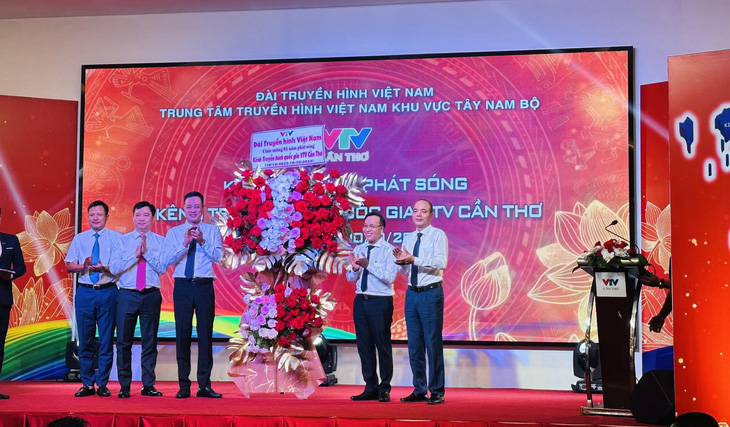 Lãnh đạo Đài truyền hình Việt Nam chúc mừng tập thể cán bộ, phóng viên, biên tập viên VTV Cần Thơ - Ảnh: H.T.DŨNG