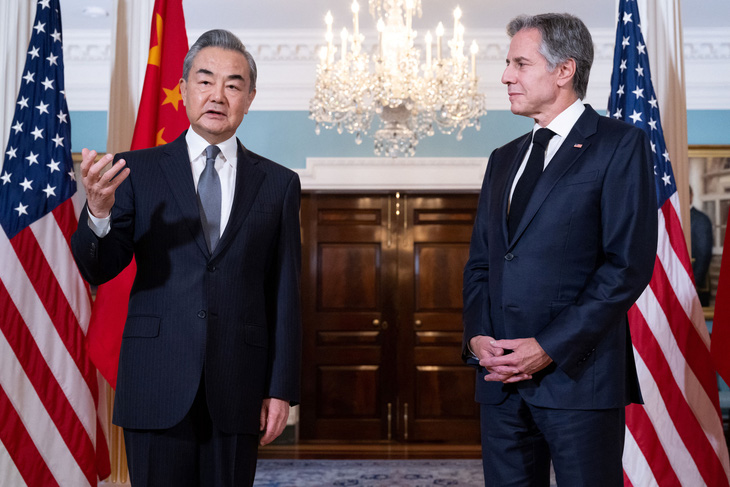 Ngoại trưởng Trung Quốc Vương Nghị và Ngoại trưởng Mỹ Antony Blinken trong cuộc gặp ngày 26-10 - Ảnh: AFP