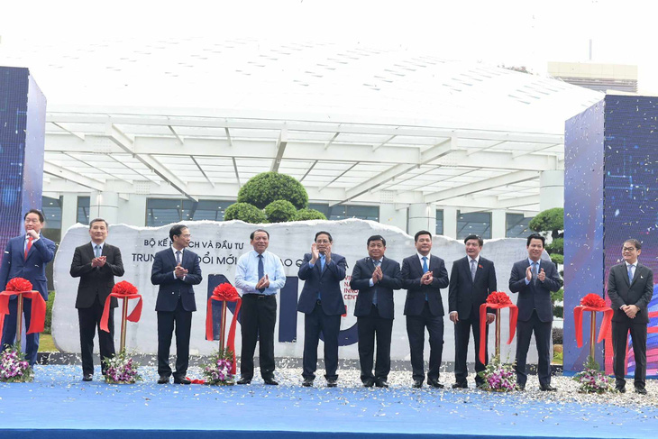 Thủ tướng và các bộ trưởng cắt băng khánh thành Trung tâm Đổi mới sáng tạo quốc gia tại Hòa Lạc - Ảnh: NAM TRẦN