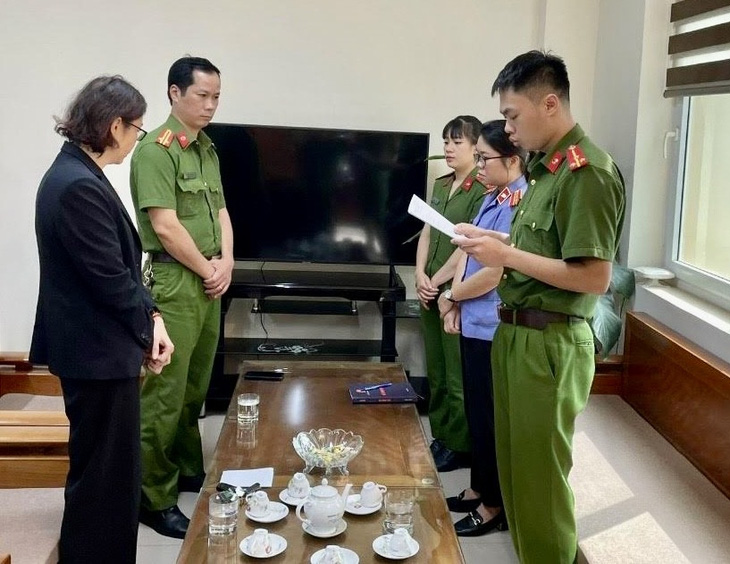 Cơ quan công an tống đạt quyết định khởi tố bị can đối với Hoàng Thị Minh Hiền