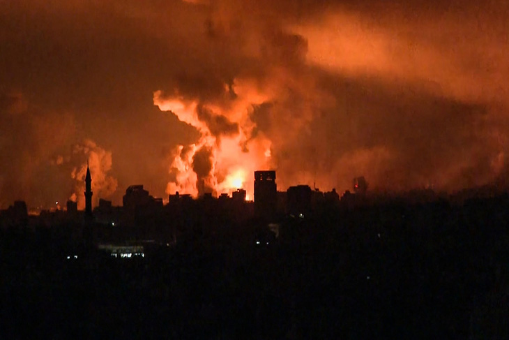 Hỏa lực tấn công ngút trời của Israel trên Dải Gaza vào tối 27-10 - Ảnh: AFP