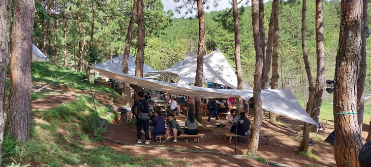 Không gian cắm trại thực hiện ở khu vực khu du lịch quốc gia hồ Tuyền Lâm. Trong khu vực có quầy bar, trại lưu trú qua đêm - Ảnh: UBND phường 4, TP Đà Lạt cung cấp