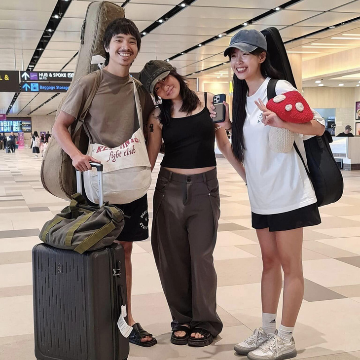 Thịnh Suy và Vũ Thanh Vân đã check-in ở Singapore sẵn sàng &quot;quẩy&quot; cùng nghệ sĩ trong khu vực - Ảnh: FBNV