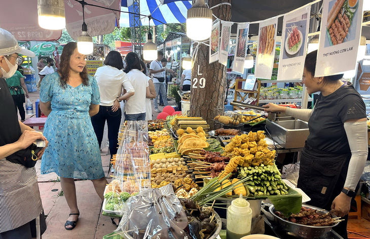Nhiều thức ăn đường phố như cá viên chiên, xiên que nướng... xuất hiện phổ biến ở lễ hội tôn vinh ẩm thực Việt - Ảnh: N.BÌNH