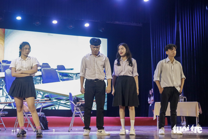 Câu lạc bộ sân khấu X - Drama diễn tiết mục kịch bạo lực học đường  trong chương trình Thanh âm chữa lành - Ảnh: HỒ LAM