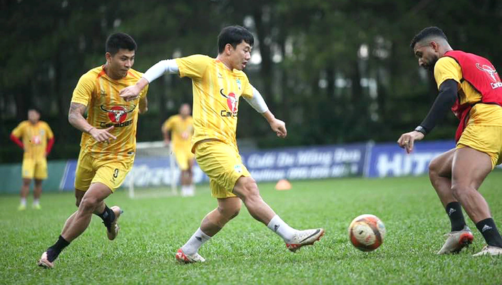 Minh Vương (giữa) tập luyện trước trận gặp CLB Công An Hà Nội - Ảnh: HAGL FC
