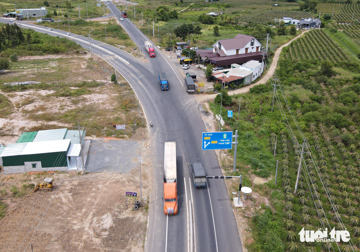 Xe cộ ra vào cao tốc phải bắt chéo nhau tại nút giao Ba Bàu, huyện Hàm Thuận Nam, Bình Thuận - Ảnh: ĐỨC TRONG