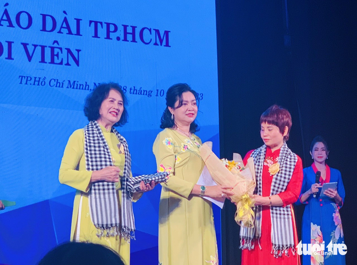 Bà Phùng Thị Thu Thủy (giữa) nhận quyết định thành lập câu lạc bộ Di sản áo dài TP.HCM - Ảnh: HOÀI PHƯƠNG