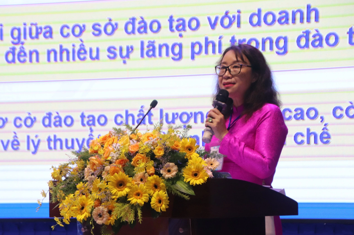 ThS Nguyễn Thị Diễm Tuyết, phó trưởng khoa du lịch Trường đại học Văn Hiến, trình bày tham luận tại hội thảo ngày 28-10 - Ảnh: THU GIANG
