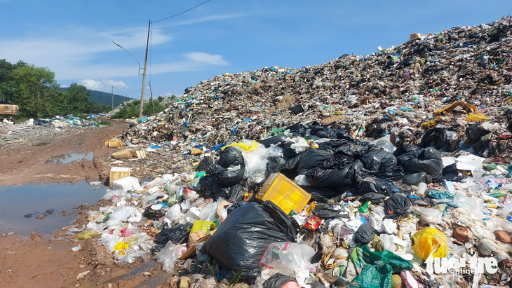 Bãi rác tạm Đồng Cây Sao (xã Cửa Dương, TP Phú Quốc) rác thải sinh hoạt thời gian qua chất cao như núi - Ảnh: CHÍ CÔNG