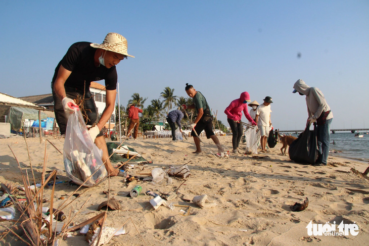 Các bạn trẻ tình nguyện tại Phú Quốc thời gian qua đi thu gom rác thải dọc theo các bãi biển, góp phần gìn giữ cảnh quan môi trường Phú Quốc - Ảnh: CHÍ CÔNG