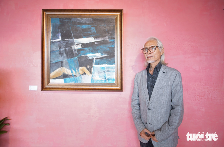 Kiến trúc sư Đỗ Thụy bên tác phẩm "Biển" tại triển lãm The NUDE 2 - Ảnh: H.VY