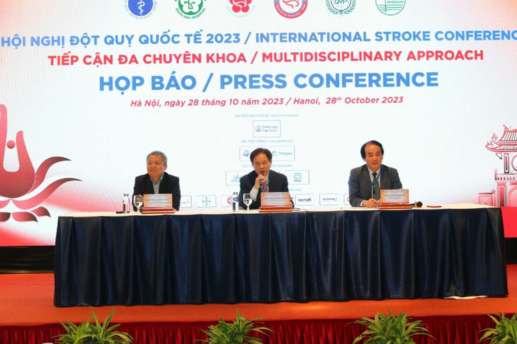 Ông Nguyễn Văn Chi (bên phải) và Lê Ngọc Thành (bên trái ảnh) tại họp báo - Ảnh: THẾ ANH