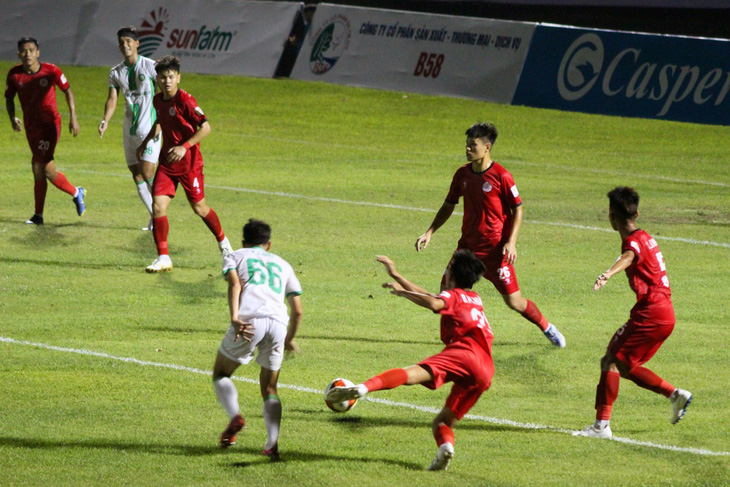 CLB Trường Tươi Bình Phước ra mắt cổ động viên trên sân nhà trong mùa giải mới với chiến thắng 3 sao trước CLB Phú Thọ - Ảnh: AN BÌNH