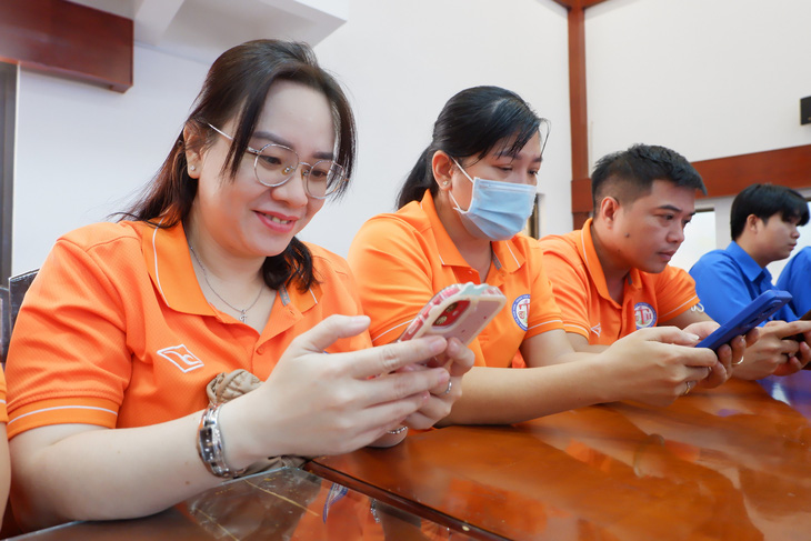 Các thí sinh của quận Tân Phú (TP.HCM) tham gia phần thi trực tuyến ngay sau khai mạc hội thi - Ảnh: K.ANH
