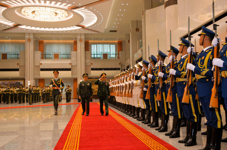 Thượng tướng Hà Vệ Đông - phó chủ tịch Quân ủy Trung ương Trung Quốc và Đại tướng Phan Văn Giang - bộ trưởng Bộ Quốc phòng Việt Nam duyệt đội danh dự - Ảnh: BQP
