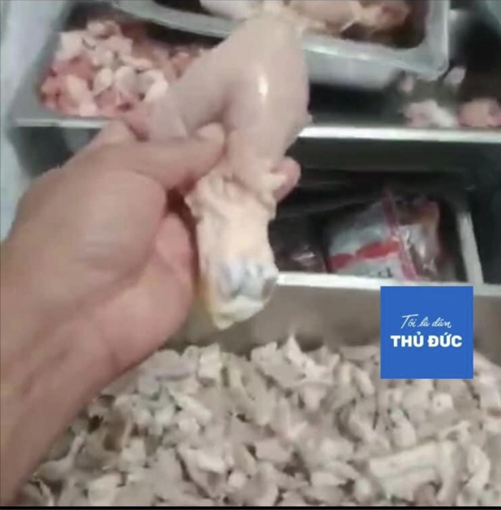 Một số hình ảnh trong clip phụ huynh tố thực phẩm có mùi ôi thiu chia sẻ trên mạng xã hội được cho là tại đơn vị cung cấp suất ăn bán trú cho Trường tiểu học Phú Hữu - Ảnh chụp màn hình: MỸ DUNG