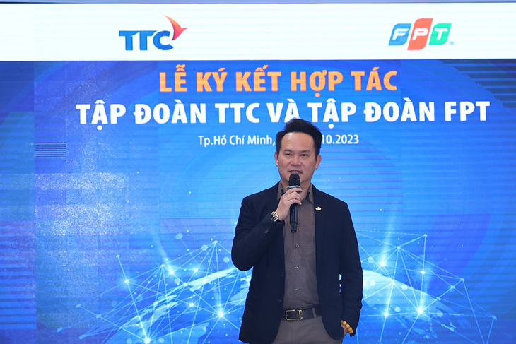 Theo ông Đặng Hồng Anh - chủ tịch Hội Doanh nhân trẻ Việt Nam, phó chủ tịch Tập đoàn TTC, việc ký kết này không chỉ đơn thuần là giữa hai tập đoàn, mà còn ý nghĩa hơn khi TTC và FPT đều là các doanh nghiệp trực thuộc Hội Doanh nhân trẻ Việt Nam - Ảnh: Đ.H.