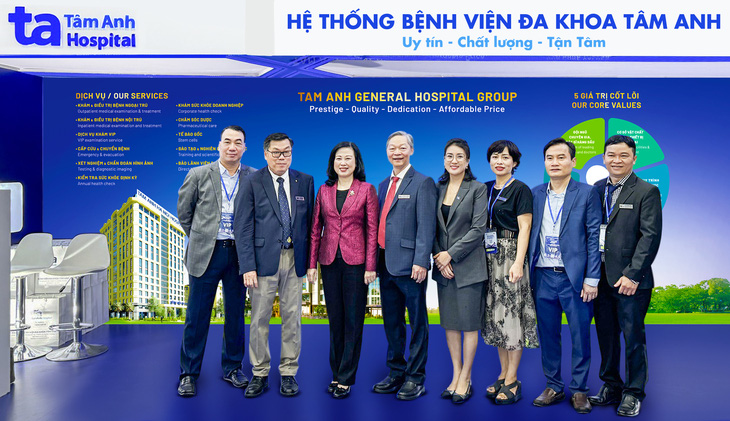 Bộ trưởng Bộ Y tế Đào Hồng Lan, TS Nguyễn Ngô Quang - phó cục trưởng Cục Khoa học công nghệ và Đào tạo - tại gian hàng triển lãm của Bệnh viện Tâm Anh - Ảnh: VŨ TRUNG