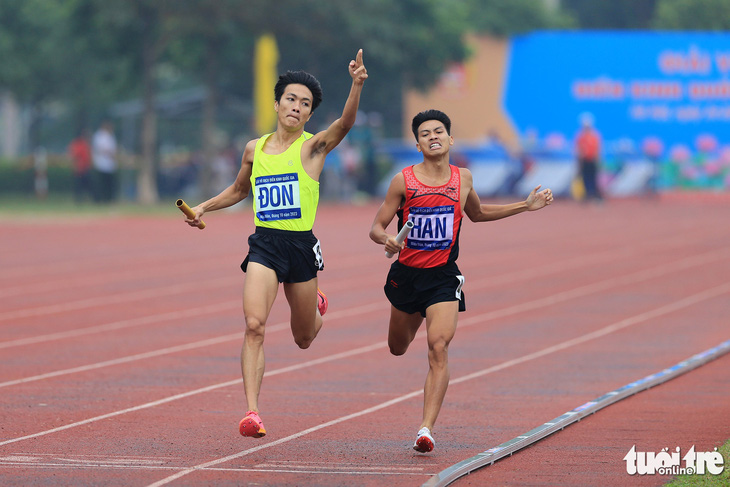 Lương Đức Phước bứt tốc về đích trước Trần Văn Đảng và mang về huy chương vàng cho đội tiếp sức 4x800m Đồng Nai - Ảnh: HOÀNG TÙNG