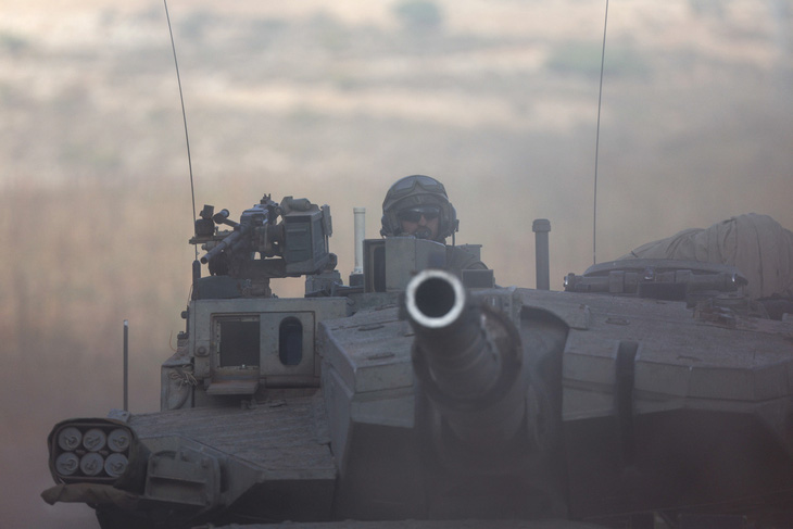 Xe tăng của quân đội Israel trong một cuộc tập trận gần biên giới với Lenanon ngày 26-10 - Ảnh: REUTERS