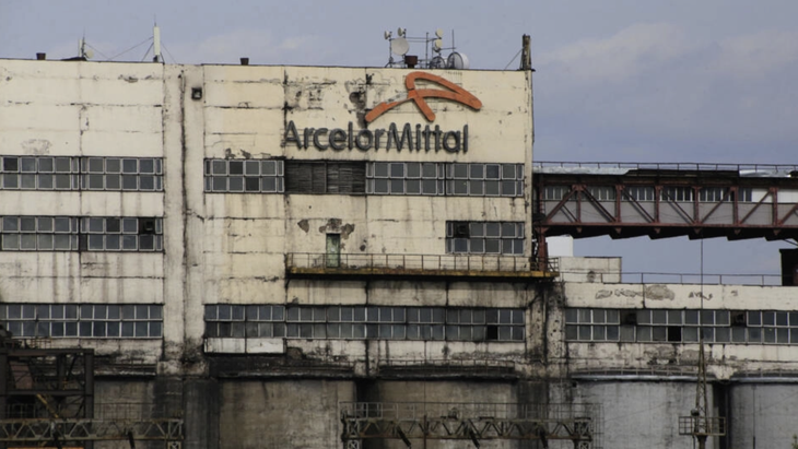 Bên ngoài một nhà máy của ArcelorMittal ở Kazakhstan - Ảnh: AFP