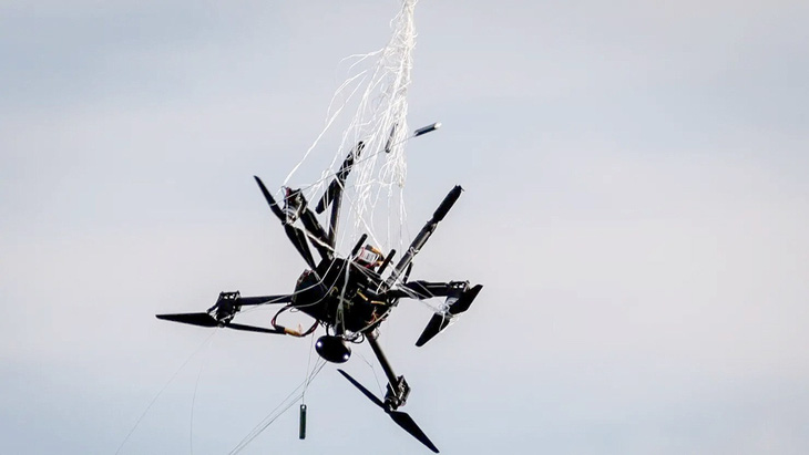 UAV bị tóm bằng lưới trong diễn tập của NATO ở Hà Lan ngày 20-9-2023 - Ảnh: NATO
