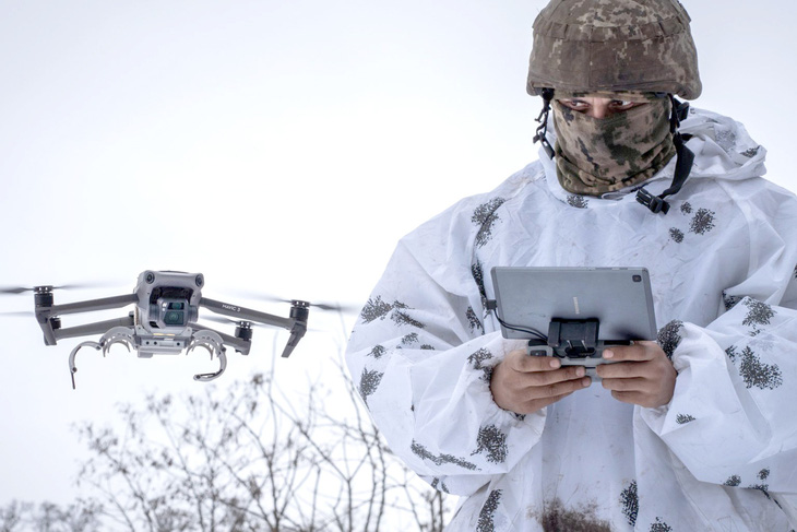 Lính Ukraine điều khiển UAV ở vùng Donbass đầu năm 2023 - Ảnh: SIPA