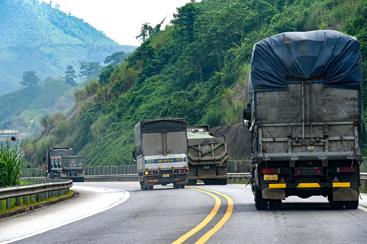 Cao tốc Nội Bài - Lào Cai chỉ có hai làn xe, nhiều phương tiện vì thế lấn làn vượt ẩu - Ảnh: HỒNG QUANG
