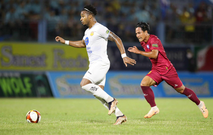 Rafaelson (trái) chơi nổi bật trong trận thắng Khánh Hòa - Ảnh: NAM ĐỊNH FC