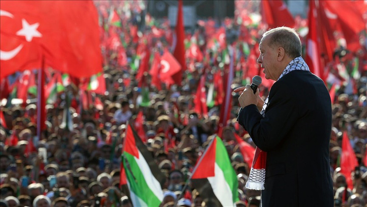 Tổng thống Thổ Nhĩ Kỳ Tayyip Erdogan phát biểu trước cuộc biểu tình ủng hộ người Palestine tại thủ đô Istanbul - Ảnh: ANADOLU