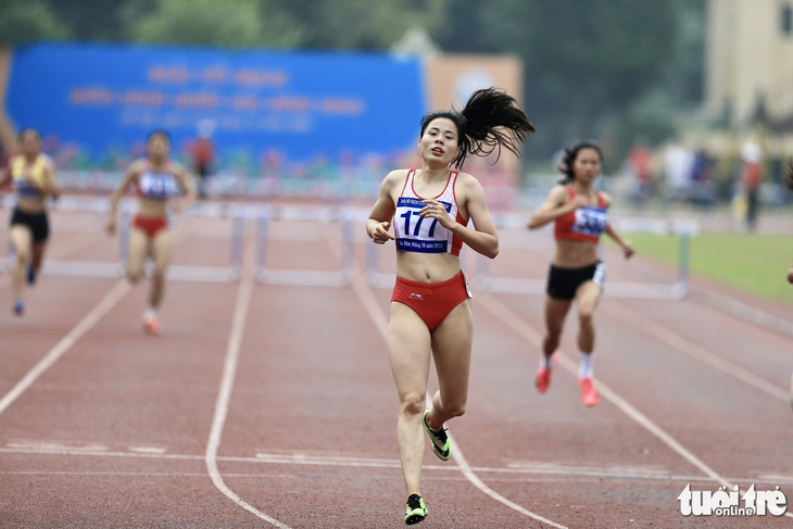 Nguyễn Thị Huyền về nhất trên đường chạy 400m rào tại Giải điền kinh vô địch quốc gia 2023 - Ảnh: HOÀNG TÙNG