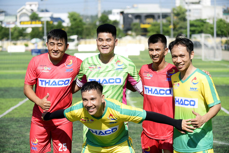 Nguyễn Văn Cáp (hàng trên, bìa trái) và Dương Văn Tuấn (hàng trên, thứ 2 từ phải qua) được nhiều cầu thủ đối phương mến mộ - Ảnh: QUANG ĐỊNH