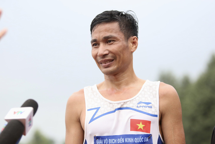 Nguyễn Văn Lai trả lời phỏng vấn báo chí sau khi giành huy chương vàng 10.000m nam - Ảnh: HOÀNG TÙNG