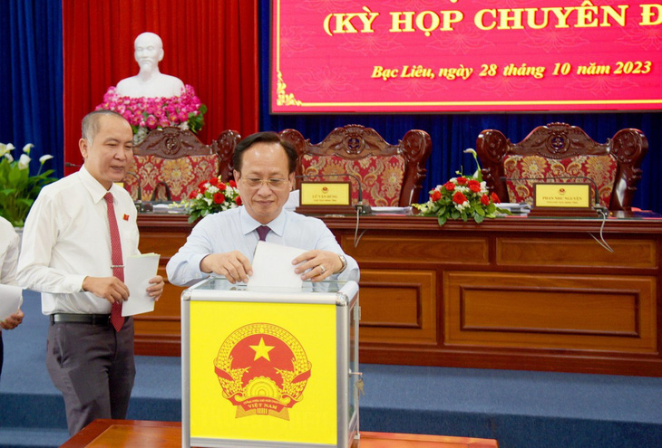 Ông Phạm Văn Thiều - chủ tịch UBND tỉnh Bạc Liêu - tại phiên họp HĐND tỉnh Bạc Liêu ngày 28-10 - Ảnh: HỮU THỌ