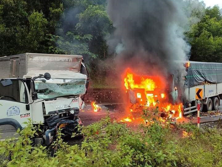 Hiện trường vụ tai nạn, chiếc xe tải bốc cháy ngùn ngụt - Ảnh: M.T.