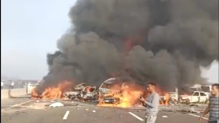Hiện trường vụ tai nạn liên hoàn ở Ai Cập - Ảnh chụp từ clip