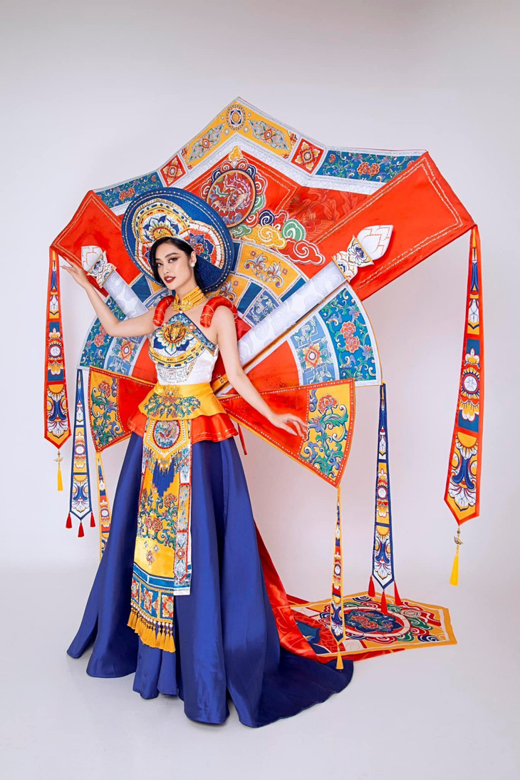 Bộ trang phục dân tộc thiết kế tinh xảo của Nông Thúy Hằng đem tới cuộc thi