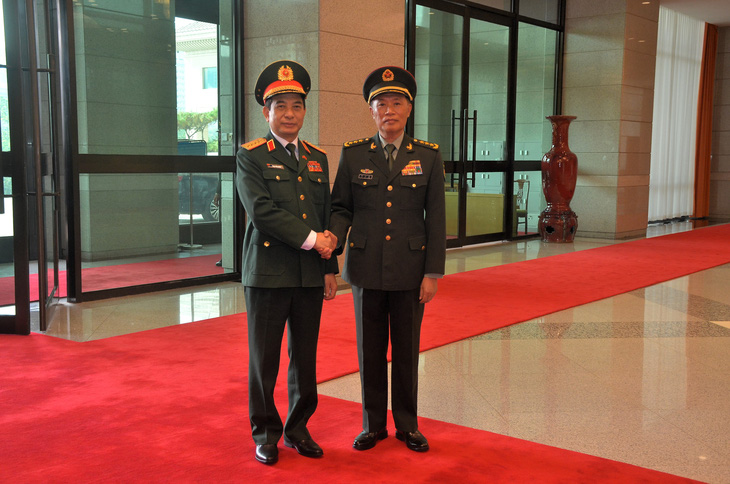 Đại tướng Phan Văn Giang và Thượng tướng Hà Vệ Đông tại lễ đón - Ảnh: BQP