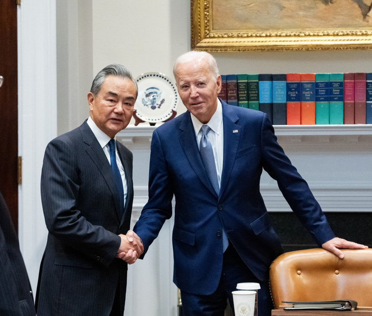 Ngoại trưởng Trung Quốc Vương Nghị bắt tay với Tổng thống Joe Biden ngày 27-10 - Ảnh: THX
