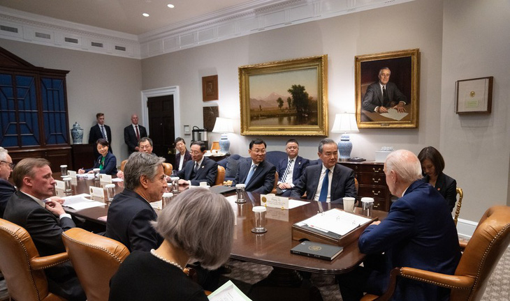 Ông Biden trong cuộc gặp quan chức Mỹ và Trung Quốc ngày 27-10 - Ảnh: THX