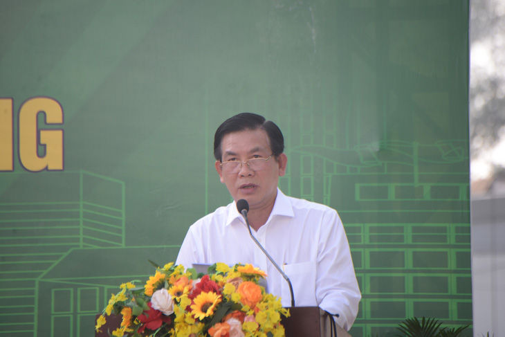 Ông Lương Minh Phúc - giám đốc Ban Quản lý dự án đầu tư xây dựng các công trình giao thông TP.HCM (chủ đầu tư) - phát biểu tiếp nhận mặt bằng xây cầu Tăng Long - Ảnh: THU DUNG