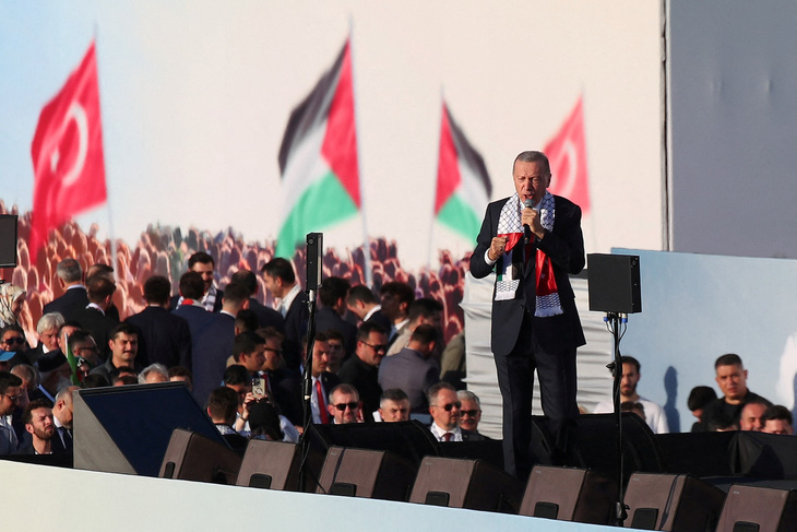 Tổng thống Thổ Nhĩ Kỳ phát biểu trước đám đông ủng hộ người Palestine hôm 28-10, trong bối cảnh xung đột Israel - Hamas đang leo thang ở Dải Gaza - Ảnh: REUTERS
