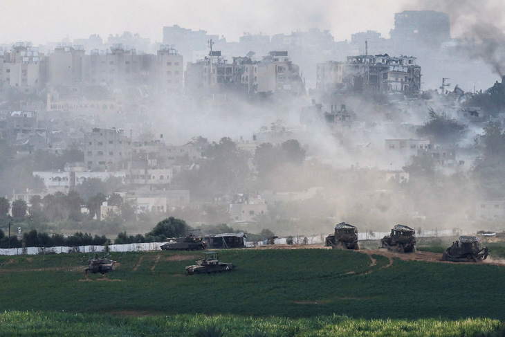 Xe tăng và các phương tiện quân sự khác của Israel di chuyển bên trong Dải Gaza, nhìn từ Israel, ngày 29-10 - Ảnh: REUTERS