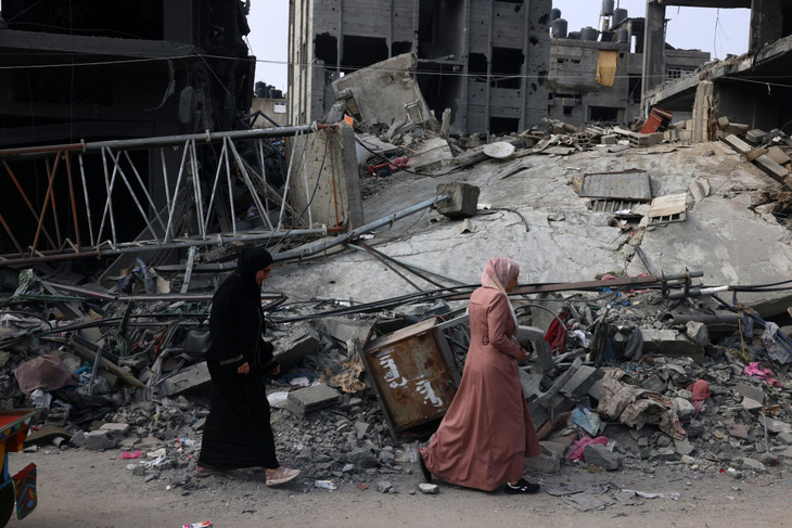 Đống đổ nát sau cuộc không kích tại khu vực Rafah, miền nam Dải Gaza ngày 28-10 - Ảnh: AFP
