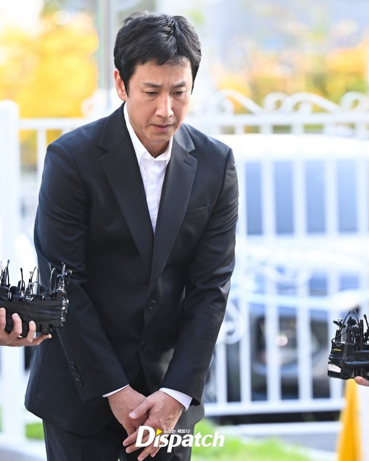 Lee Sun Kyun cúi đầu xin lỗi và bày tỏ sẽ tham gia điều tra chân thành - Ảnh: Dispatch