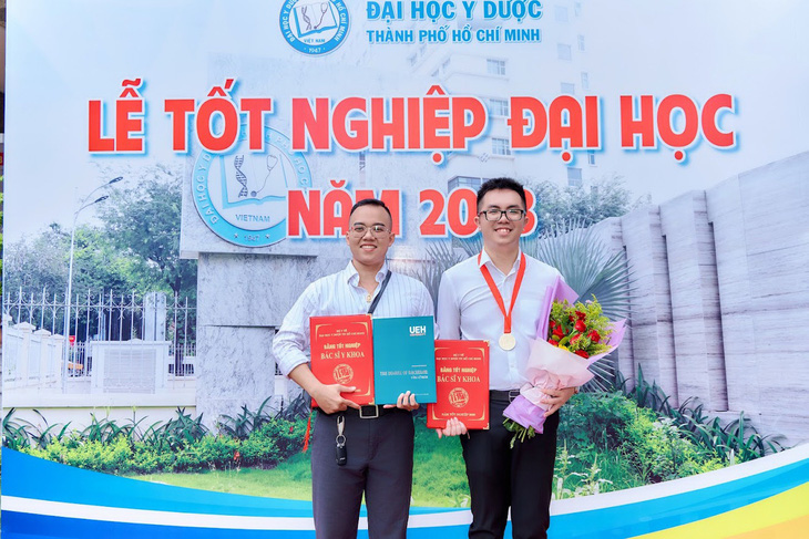 Nguyễn Hoàng Phúc (trái) trong buổi lễ trao bằng tốt nghiệp tại Trường ĐH Y Dược TP.HCM ngày 20-10 - Ảnh: TRỌNG NHÂN
