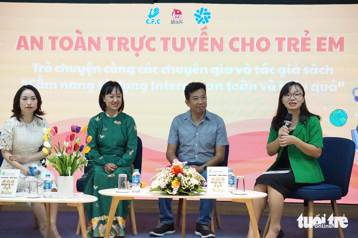 Từ phải qua: bà Đinh Thị Như Hoa, ông Hoàng Anh Tú và các diễn giả khác tại sự kiện giao lưu An toàn trực tuyến cho trẻ em sáng 28-10 - Ảnh: THIÊN ĐIỂU